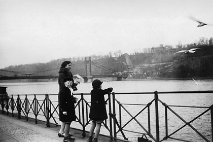 Mirijam Ginzová se svými dětmi u Vltavy
